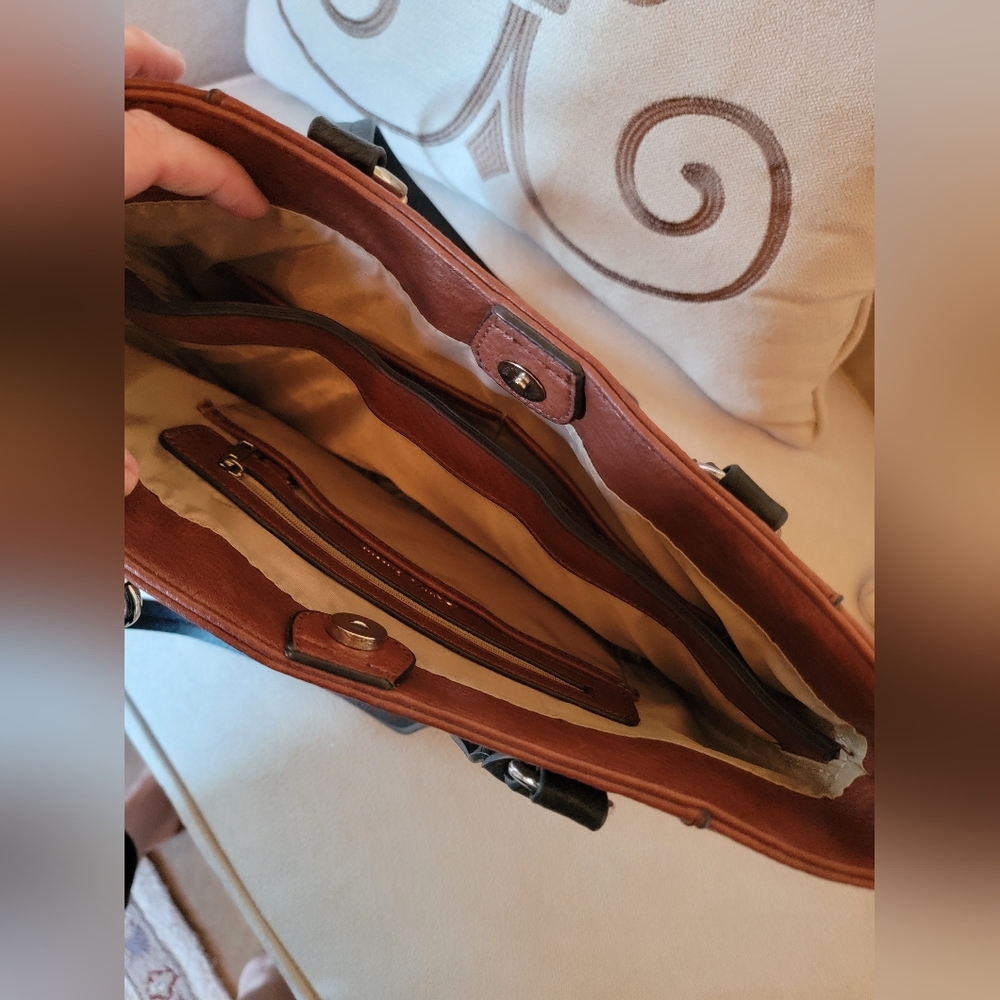 Conceal Carry: Elegant Brown Leather Tote Bag - Picture 5 of 8